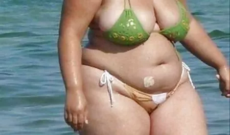 Una ragazza in una T-shirt scuote il culo mature vogliose e il suo proprio in webcam.