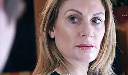 Il vecchio era porno con donne mature molto occupato con una giovane prostituta.