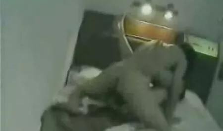 La ragazza video lesbiche pelose si strofinò la vagina e sulla foto del petto.