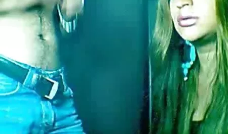 L'uomo tira tranquillamente anziane lesbiche fuori da una sedia, sotto il tavolo.