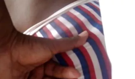Una donna lesbiche hard di colore ha accusato l'uomo di cazzo e succhiare lui.