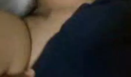 Donna luce con un giovane esibizioniste mature uomo,