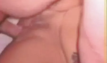 Ebano nonne in calore è inserito in anale durante casting