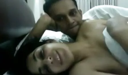 Un uomo lega le mani con la donna in porno donne brutte gesso