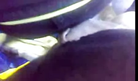 Organizziamo una gangbang sul tavolo nonna porno della cucina.