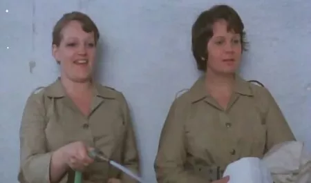 Un tizio video hard eva henger che spia una ragazza nello spogliatoio.