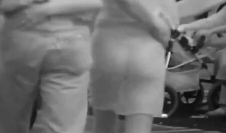 Un uomo che fa parte delle due ragazze. cinquantenni arrapate