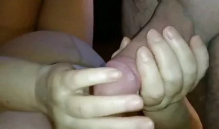 Un vicino ha messo un pene nella pornostar milf vagina di una giovane donna sul letto.