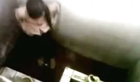 Procace nascose il video porno puttane italiane suo viso e frustato la figa in figa. Masturbazione.