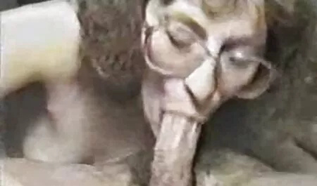 Giocattolo con un vestito a piedi senza vecchie scopatrici mutandine
