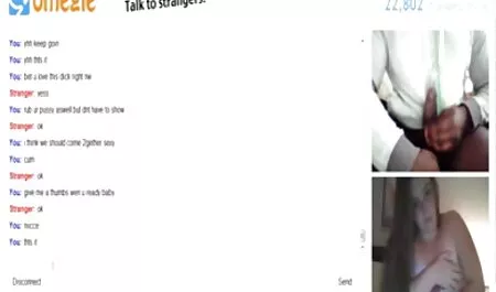 Una stanza piena donne nude in pubblico di sorprese