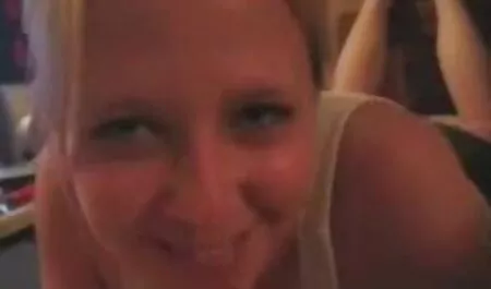 Il tettone mature porno giovane donna carezze gesso con carezze postura 69