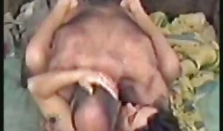 Colpisci con donne belle nude i sostenitori e in bocca