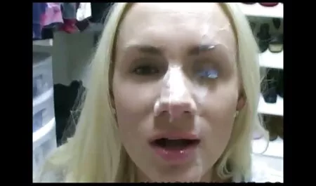 Ho una ragazza dopo aver scattato una vecchia che scopa foto.