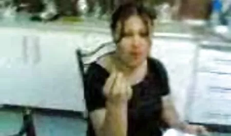 Rossa con un dildo nella sua vagina e culo cam live trans sulla macchina fotografica.